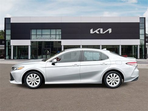 Used 2020 Toyota Camry LE image 5