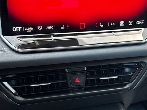 Used 2025 Volkswagen Tiguan SE FWD image 27