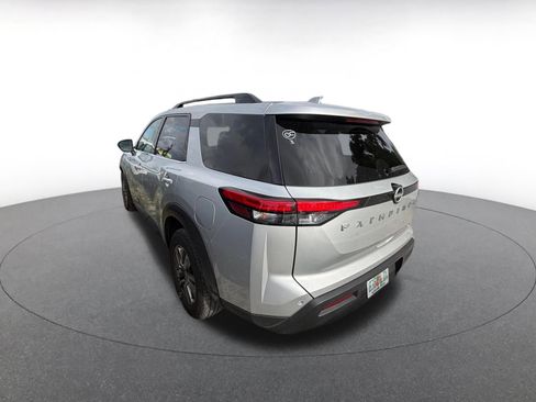 Used 2025 Nissan Pathfinder SV image 5