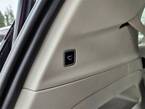 Used 2024 Chrysler Pacifica Touring-L image 10