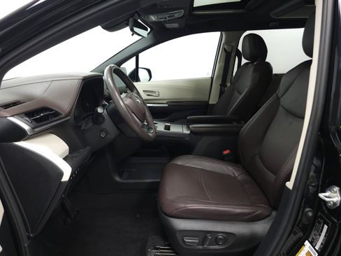 Certified 2023 Toyota Sienna Platinum AWD/4WD image 4