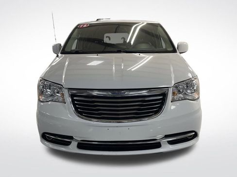 Used 2016 Chrysler Town & Country Touring image 9