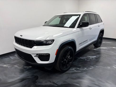 Used 2024 Jeep Grand Cherokee Limited w/ Black Appearance Package image 16