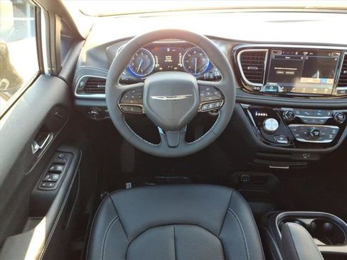 New 2026 Chrysler Pacifica Select w/ S Appearance Package image 5