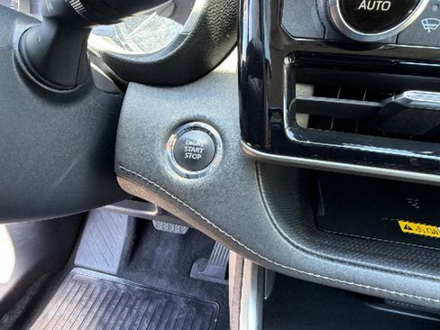 Used 2023 Toyota Highlander XLE AWD/4WD image 17