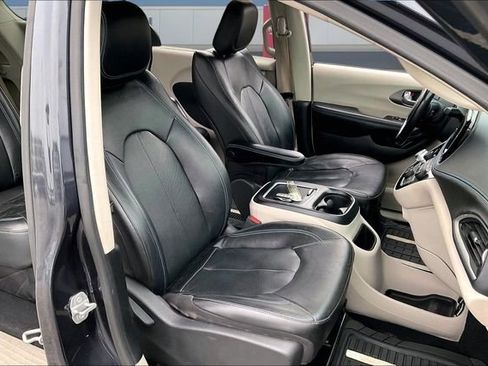 Used 2021 Chrysler Pacifica Touring-L FWD image 28
