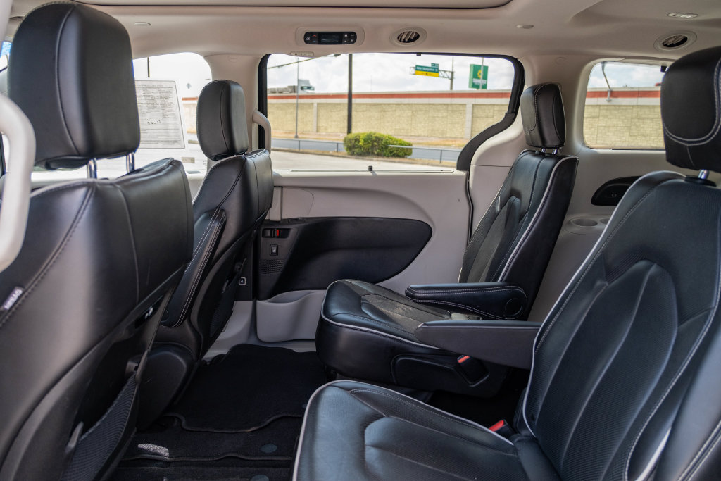 Used 2024 Chrysler Pacifica Limited FWD image 16