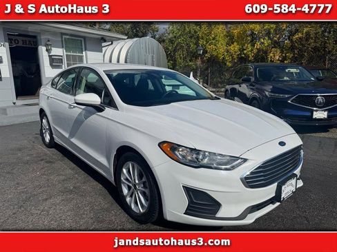 Used 2020 Ford Fusion SE image 1
