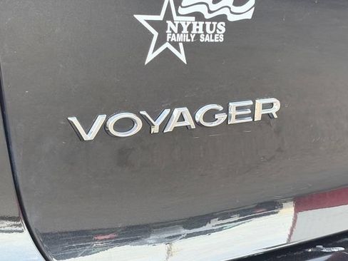 Used 2022 Chrysler Voyager LX FWD image 21
