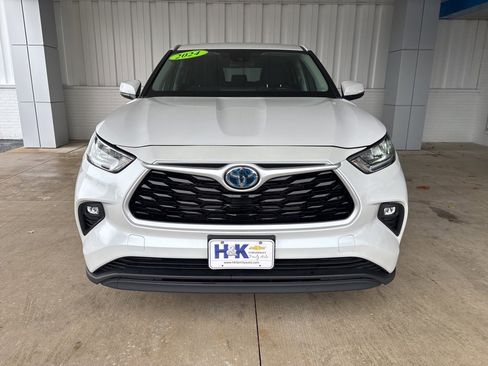 Used 2024 Toyota Highlander LE image 2
