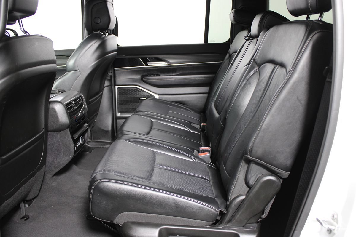 Used 2024 Jeep Wagoneer L Series II RWD image 24