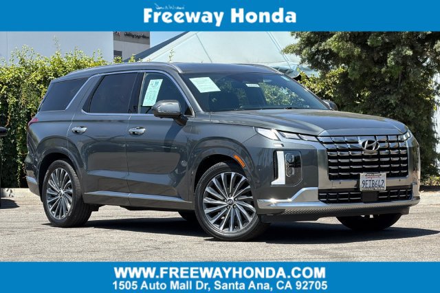 Used 2023 Hyundai Palisade Calligraphy w/ Cargo Package FWD image 1