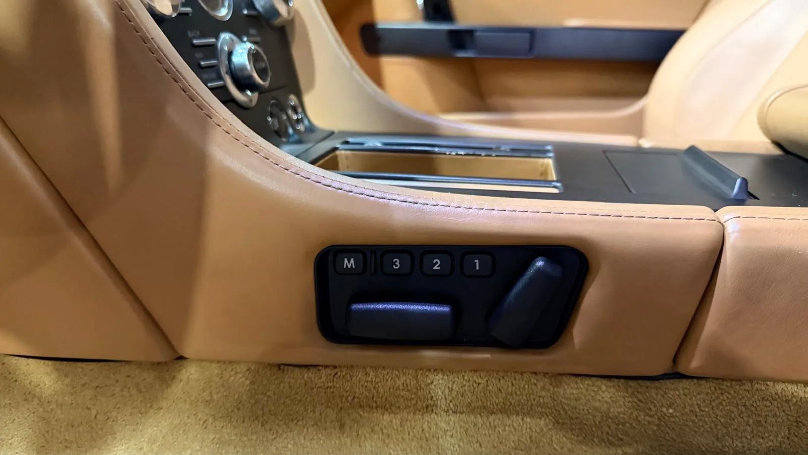 Used 2012 Aston Martin V8 Vantage Coupe RWD image 29