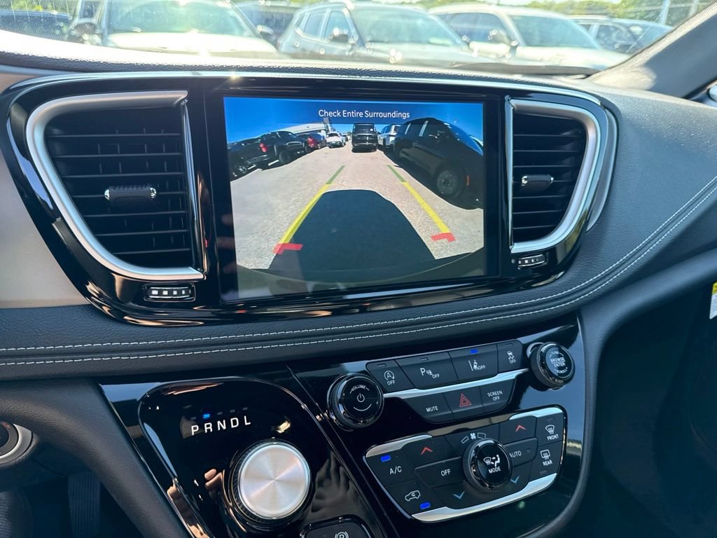 New 2027 Chrysler Pacifica Select FWD image 13