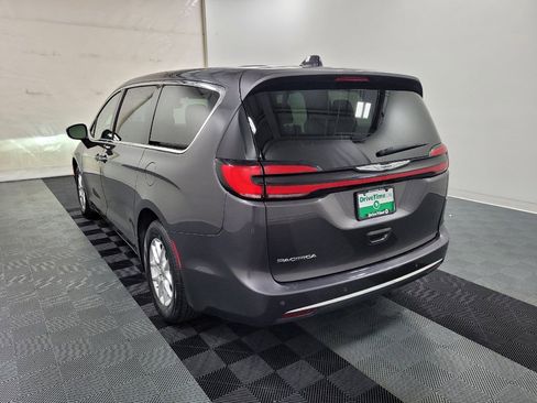 Used 2023 Chrysler Pacifica Touring-L FWD image 5