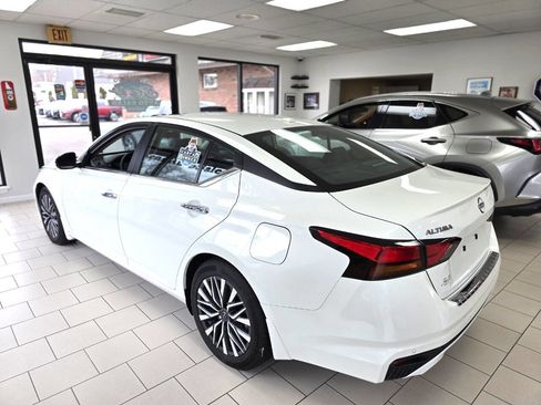Used 2023 Nissan Altima 2.5 SV w/ SV Premium Package image 8