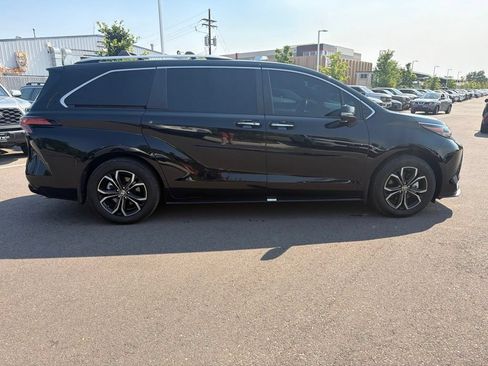 Used 2025 Toyota Sienna Platinum AWD/4WD image 8