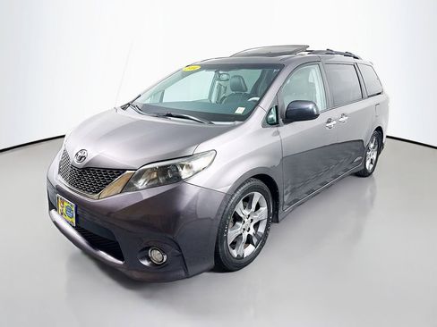 Used 2014 Toyota Sienna SE image 3