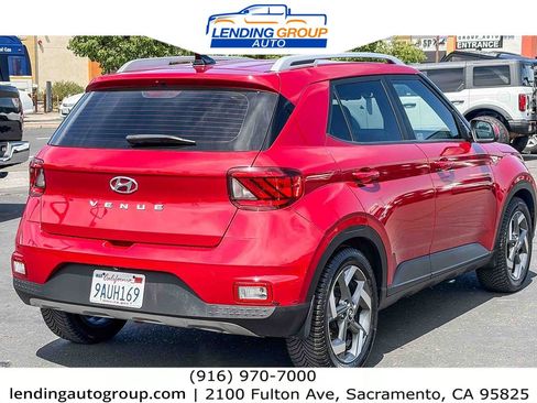 Used 2022 Hyundai Venue SEL FWD image 4
