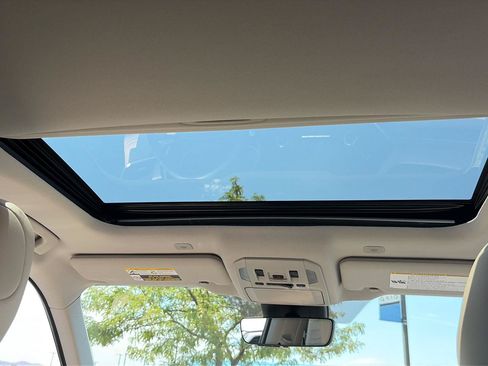 Used 2025 Toyota Highlander XLE AWD/4WD image 25