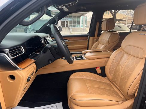 Used 2023 Jeep Grand Wagoneer Series III image 12