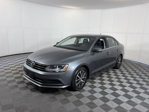 Used 2017 Volkswagen Jetta SE FWD image 2