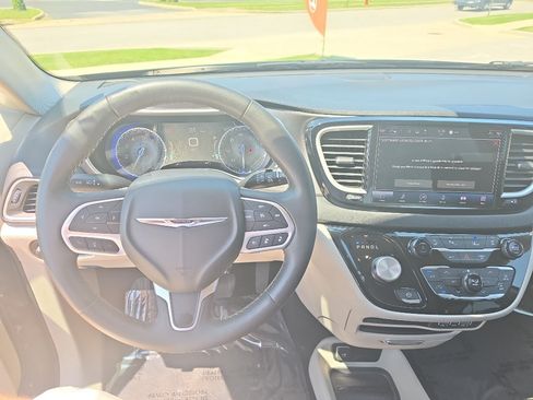 Used 2023 Chrysler Pacifica Touring-L FWD image 9