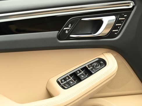 Used 2025 Porsche Macan image 37