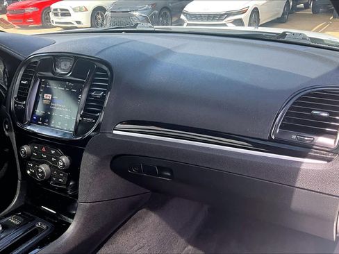 Used 2018 Chrysler 300 S w/ 300S Premium Group RWD image 18