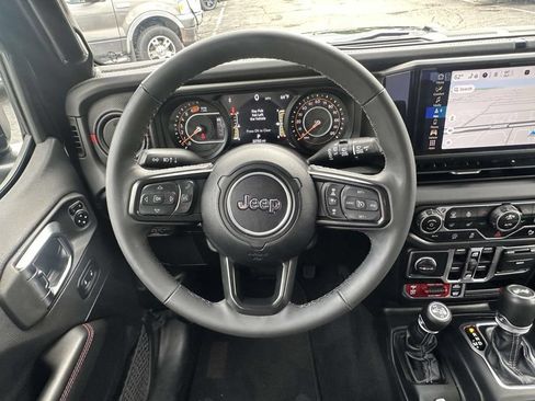 Used 2025 Jeep Wrangler Unlimited Rubicon AWD/4WD image 14