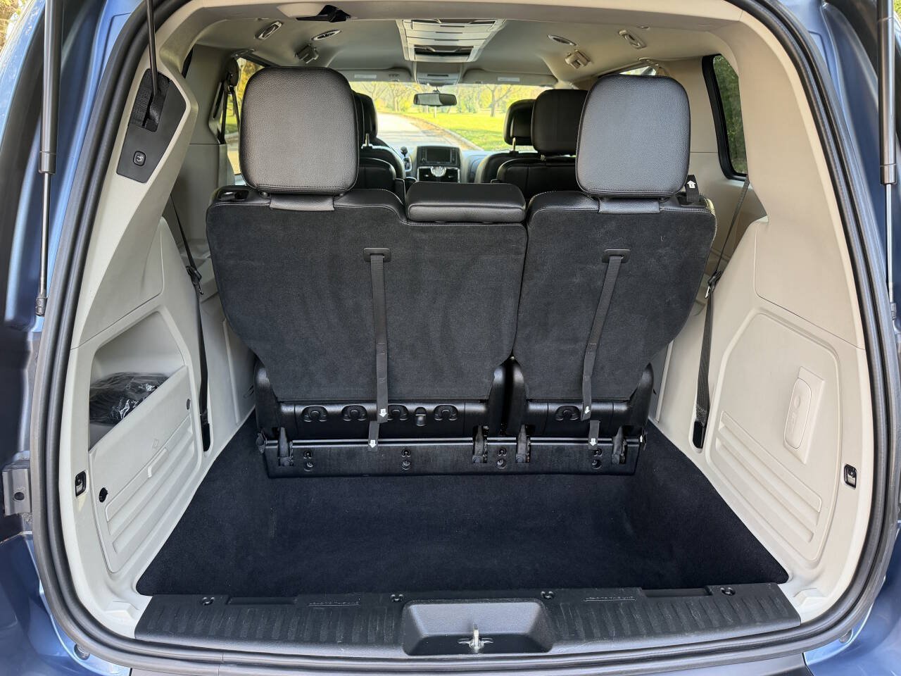 Used 2012 Chrysler Town & Country Touring w/ Entertainment Group #1 FWD image 13