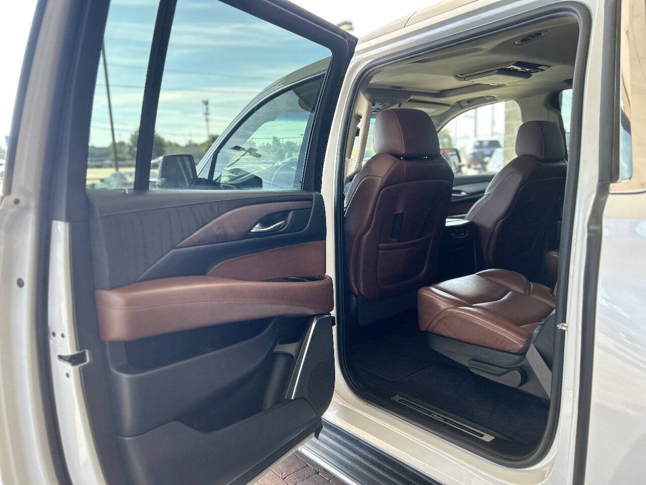 Used 2017 Cadillac Escalade ESV Luxury AWD/4WD image 44
