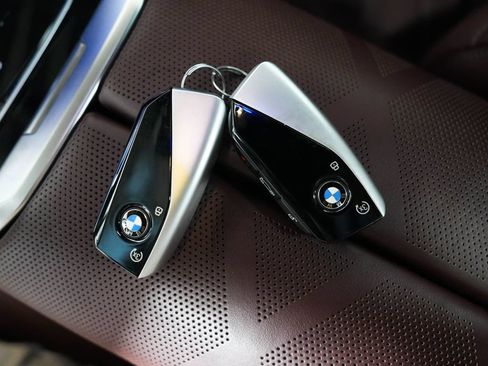 Used 2023 BMW i7 xDrive60 AWD/4WD image 25