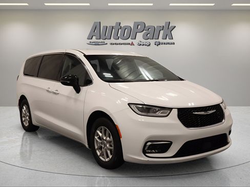 Certified 2025 Chrysler Pacifica Select FWD image 3