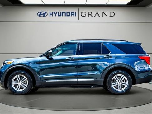 Used 2024 Ford Explorer XLT RWD image 3
