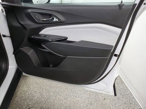 Used 2025 Chevrolet Trax LT w/ LT Convenience Package image 19