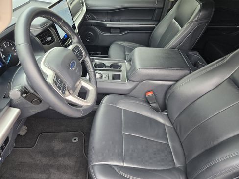 Used 2024 Ford Expedition XLT image 9