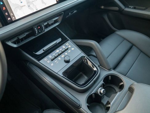 Used 2025 Porsche Cayenne image 19