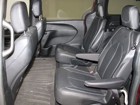 Used 2018 Chrysler Pacifica Touring-L w/ Premium Audio Group FWD image 19