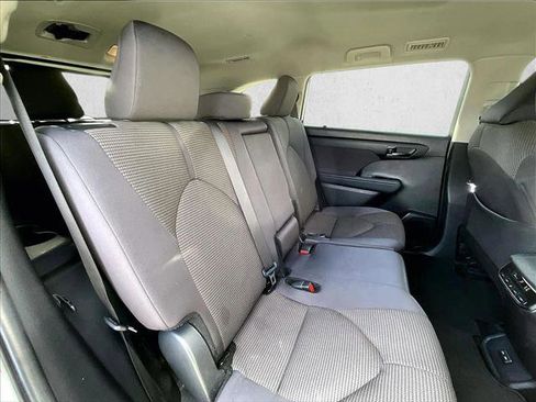 Used 2024 Toyota Highlander LE image 29