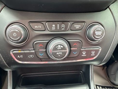 Used 2019 Jeep Cherokee Limited AWD/4WD image 23