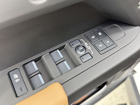 New 2026 Land Rover Defender 130 X-Dynamic SE AWD/4WD image 17
