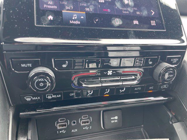 Used 2023 Jeep Grand Cherokee Altitude AWD/4WD image 11