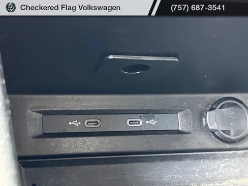 Used 2024 Volkswagen Tiguan SE AWD/4WD image 40