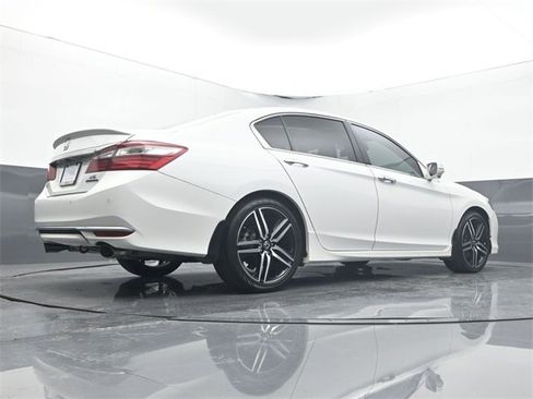 Used 2017 Honda Accord Touring image 11