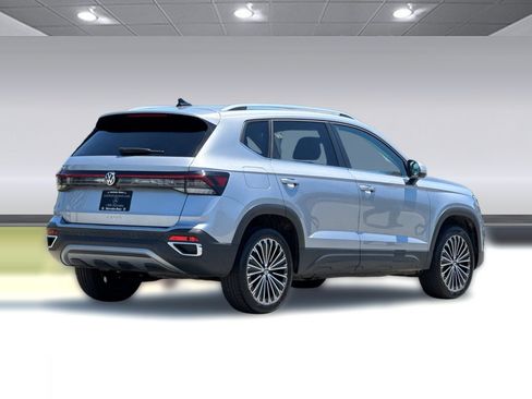 Used 2025 Volkswagen Taos SE FWD image 8
