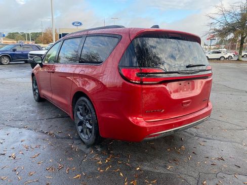 Used 2025 Chrysler Pacifica Limited image 5