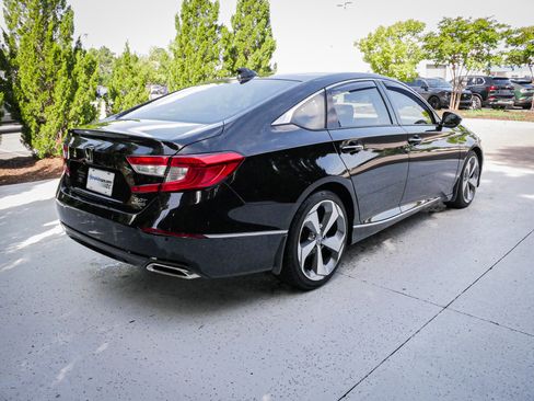 Used 2018 Honda Accord Touring image 9