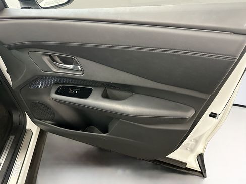Used 2023 Nissan Ariya AWD image 33