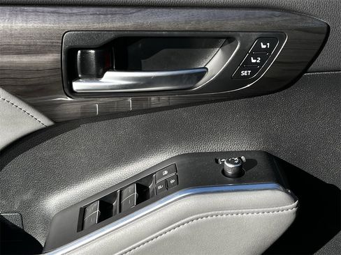 Used 2024 Toyota Highlander Limited image 21